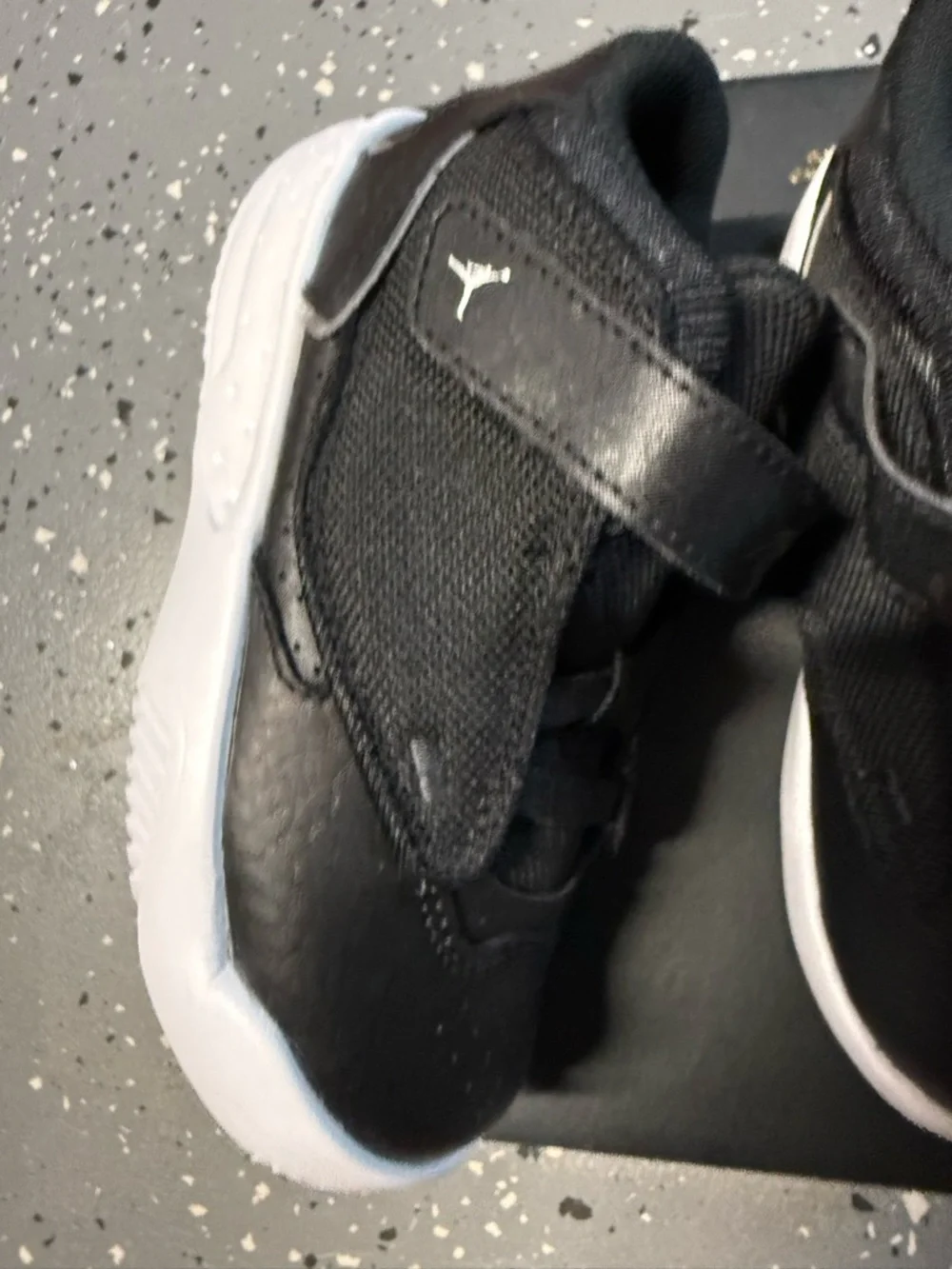 New boys Sz 9 Jordan Kids' Black & White Strap Shoes - Picture 4 of 7